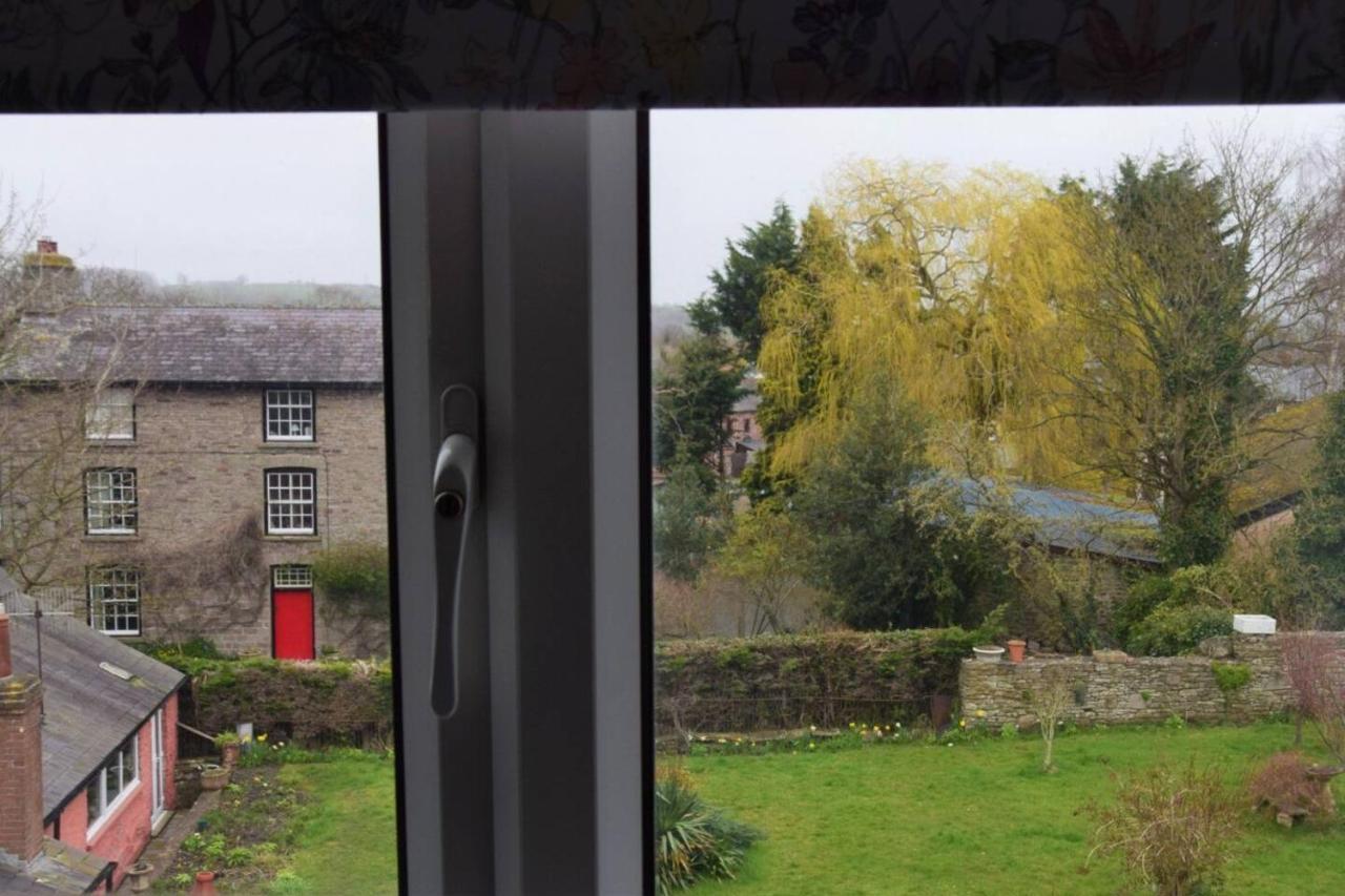 Charming 3-Bed Apartment In Talgarth Powys Brecon Exterior foto